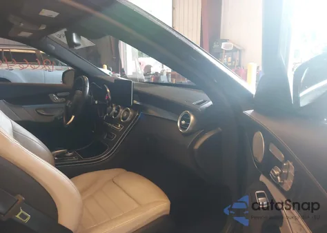 2016 Mercedes-Benz C 300 z USA, uszkodzony, nr VIN 55SWF4KB9GU174173